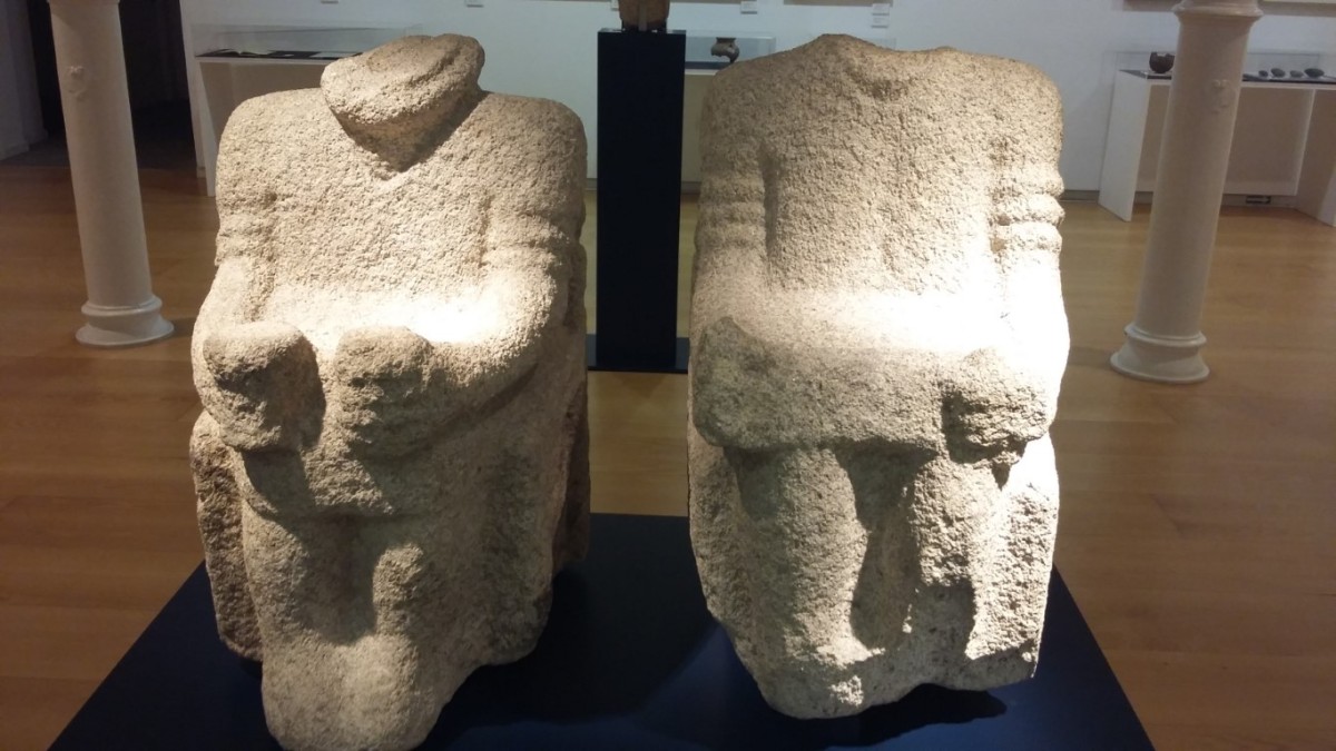 Estatuas sedentes de Xinzo de Limia