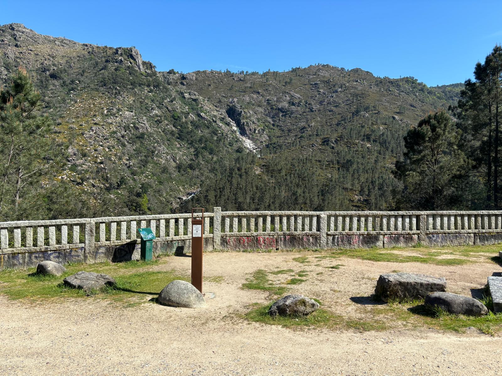 El PSOE de Lobios insta al Gobierno municipal a recuperar el mirador de ‘A Corga da Fecha’ en Río Caldo