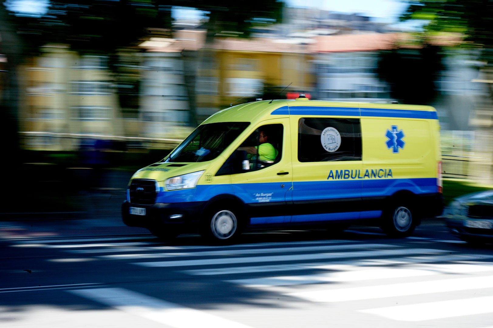 Evacuado un ciclista al CHUO tras sufrir una caída en Vilar de Barrio