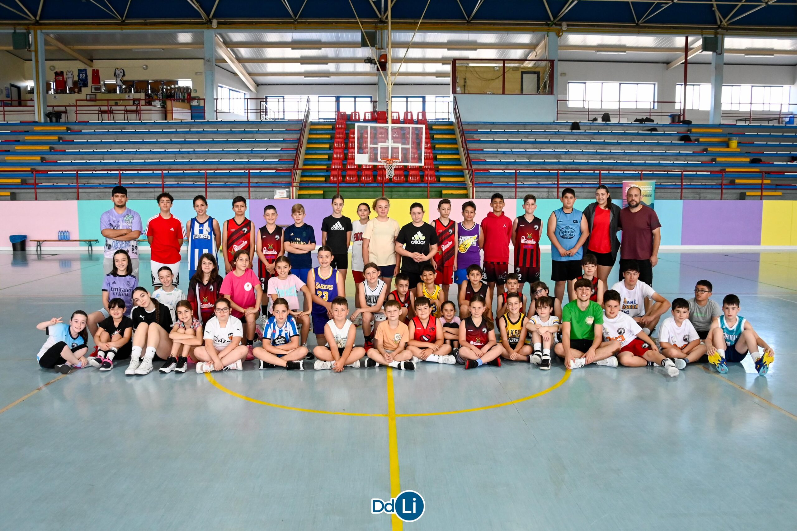 FOTOGALERÍA | A cativada limiá inicia o verán a golpe de deporte