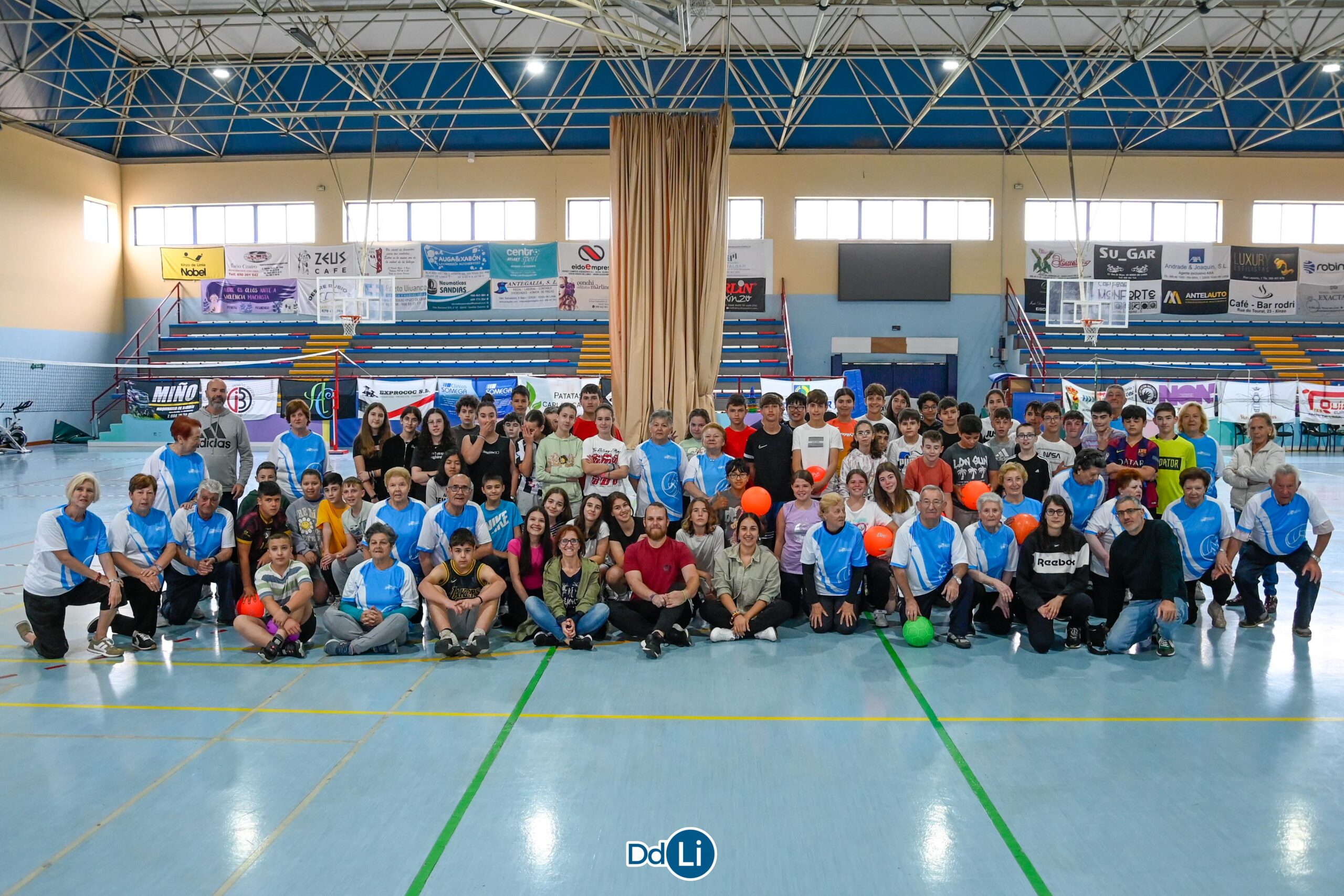 FOTOGALERÍA | Diferentes xeracións unidas polo cachibol