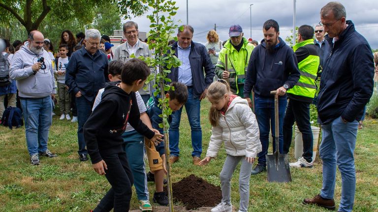 Más de 500 escolares celebran el «Abraço ao Río Limia»