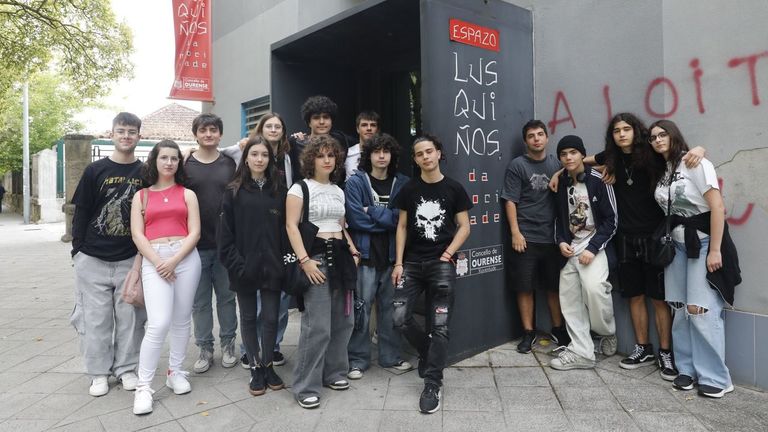 Medio centenar de jóvenes músicos reclaman el uso del Espazo Lusquiños de Ourense, cerrado desde hace más de un año