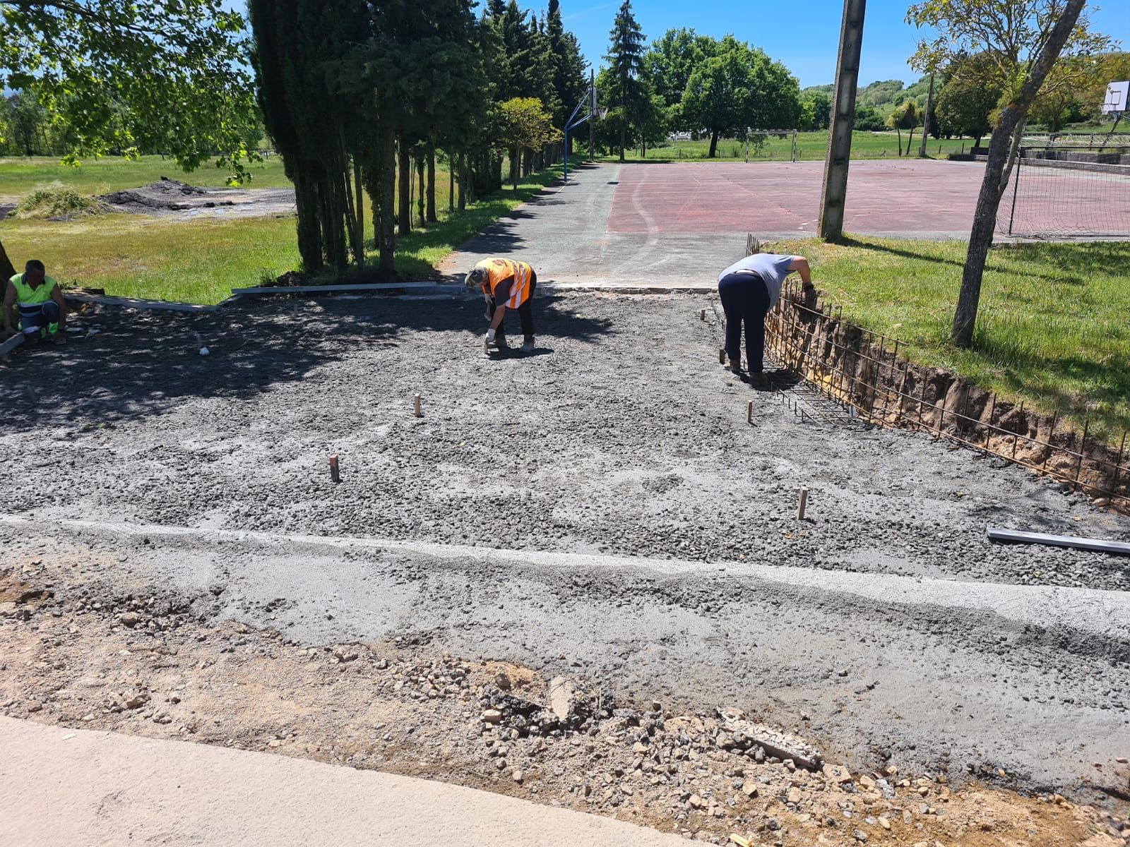 Melloras na pavimentación da aldea de Couso de Limia e acondicionamento dun parque infantil na aldea de Cerredelo cun orzamento total de 48.000 € – Concello de Sandiás