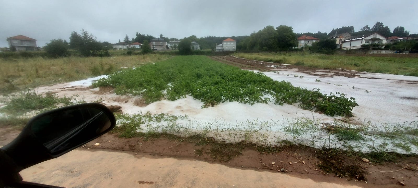 NOTICIAS A LIMIA | La espectacular tormenta de lluvia y granizo inunda la localidad de Freixo, en Sarreaus
