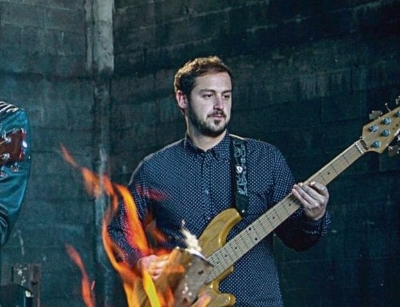 Xinzo se despide de Rubén Seoane Rodríguez, bajista de la banda limiana «Habitación Vudú»