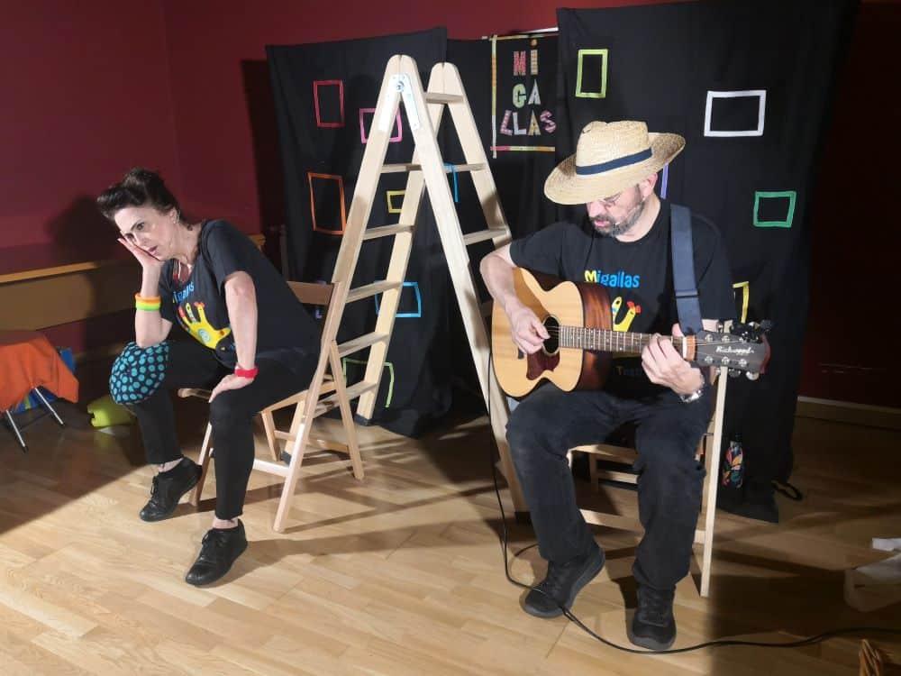 Cando esteas aburrido colle un libro meu amigo e todo pode suceder. Gozando do “libro máxico” interpretado polo Teatro Migallas – Concello de Sandiás