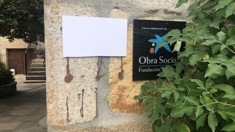 Denuncian vandalismo contra paneles informativos en Sarreaus