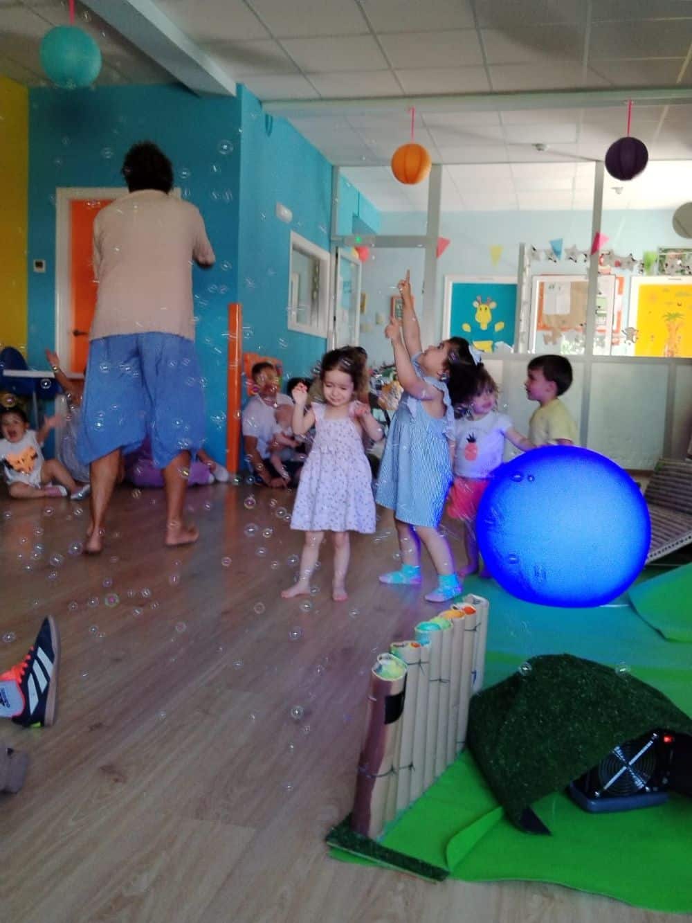 Sensorialidade, interactividade, cores e sons con a xanela do Maxín interpretando «Babá-bebé» no punto de atención infantil do Concello de Sandiás – Concello de Sandiás