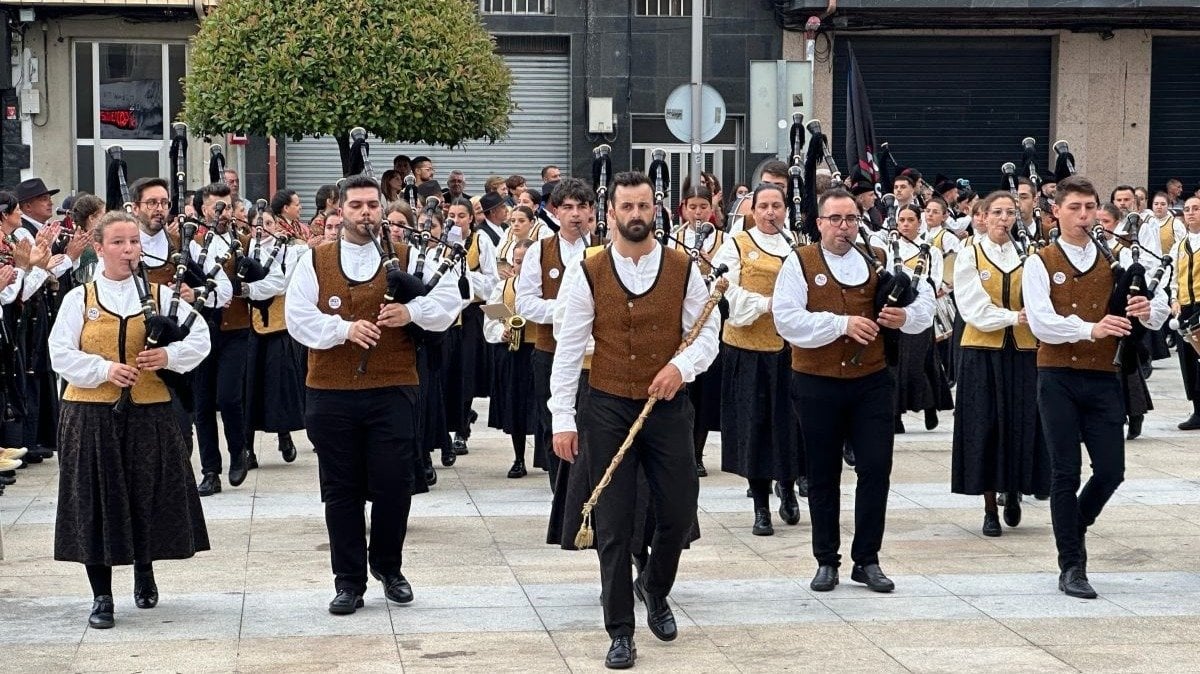 Xinzo celebra su gran día al ritmo de las gaitas