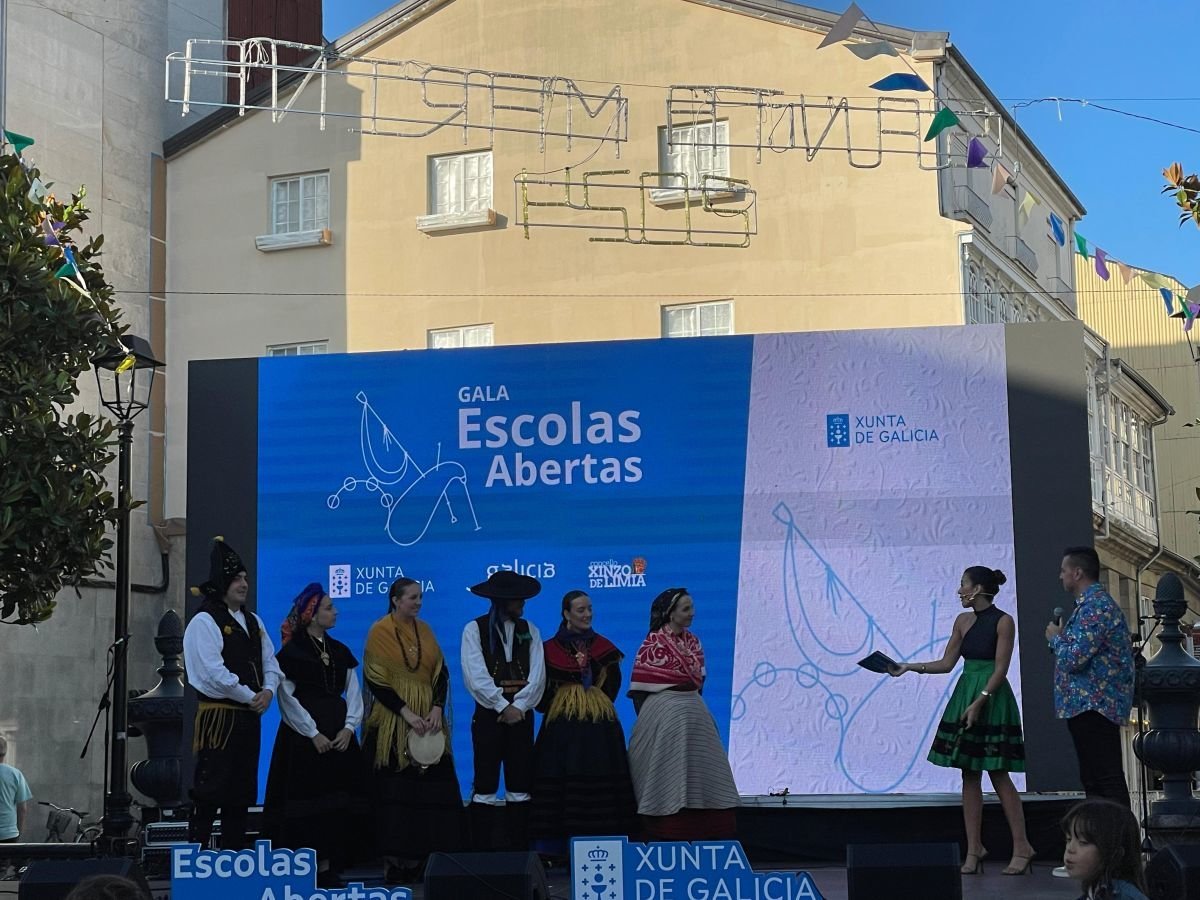 Xinzo reuniu 81 mestres de baile tradicional galego