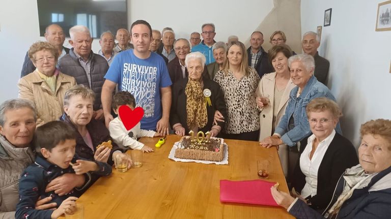 Rosa Suárez acaba de cumplir 101 años: trabajó en una fábrica de chocolate en Alemania y regresó a Ourense para hacerse cargo de las 110 ovejas de su familia