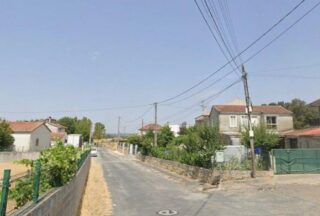 Accidente en Xinzo de Limia: un vehículo rodou cara atrás tras unha saída de vía