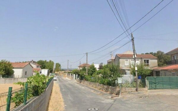 Accidente en Xinzo de Limia: un vehículo rodou cara atrás tras unha saída de vía