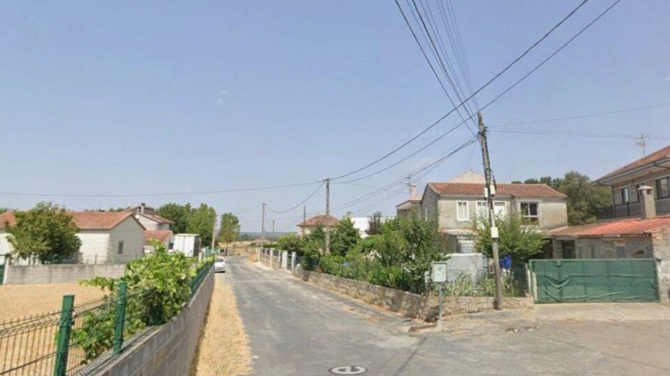 Accidente en Xinzo de Limia: un vehículo rodou cara atrás tras unha saída de vía