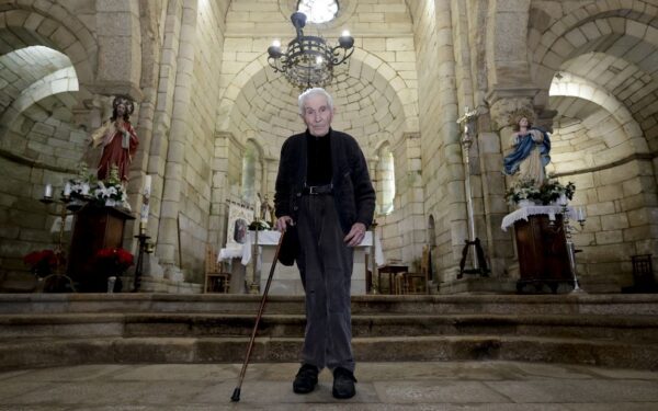 O párroco de Mezonzo: unha vida de devoción e lucidez aos 94 anos