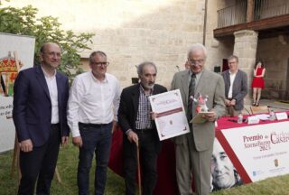 Víctor Fernández Freixanes agasallado co Premio Carlos Casares de Xornalismo 2025