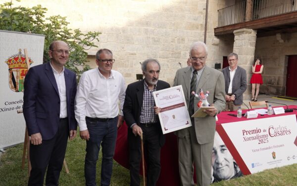 Víctor Fernández Freixanes agasallado co Premio Carlos Casares de Xornalismo 2025