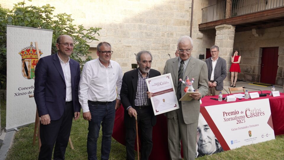Víctor Fernández Freixanes agasallado co Premio Carlos Casares de Xornalismo 2025