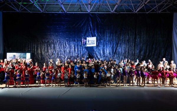 FOTOGALERÍA | Centos de bailaríns participan na gala de fin de curso de Danzón