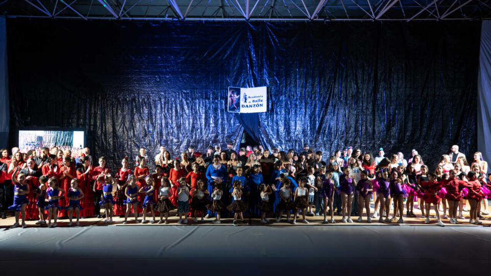 FOTOGALERÍA | Centos de bailaríns participan na gala de fin de curso de Danzón
