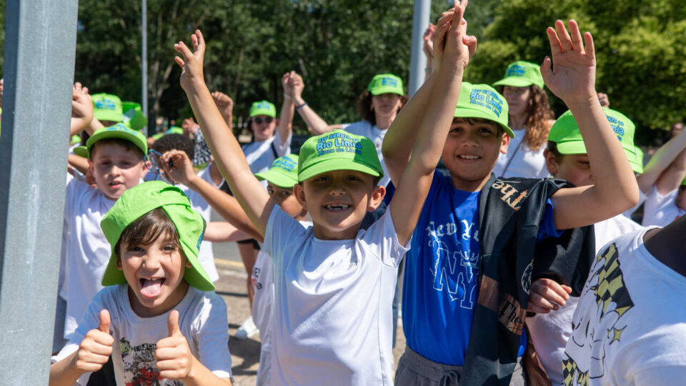 FOTOGALERÍA | Máis de mil escolares galegos e portugueses renovan a súa irmandade arredor do Limia