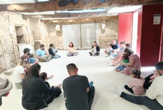 Música, contos e danza para fortalecer os lazos familiares en Sandiás