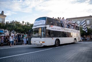 Xinzo celebra o histórico ascenso do Antela F.C. a Terceira División cun desfile multitudinario