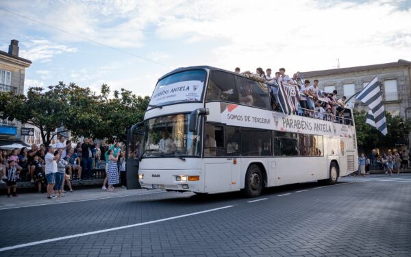 Xinzo celebra o histórico ascenso do Antela F.C. a Terceira División cun desfile multitudinario