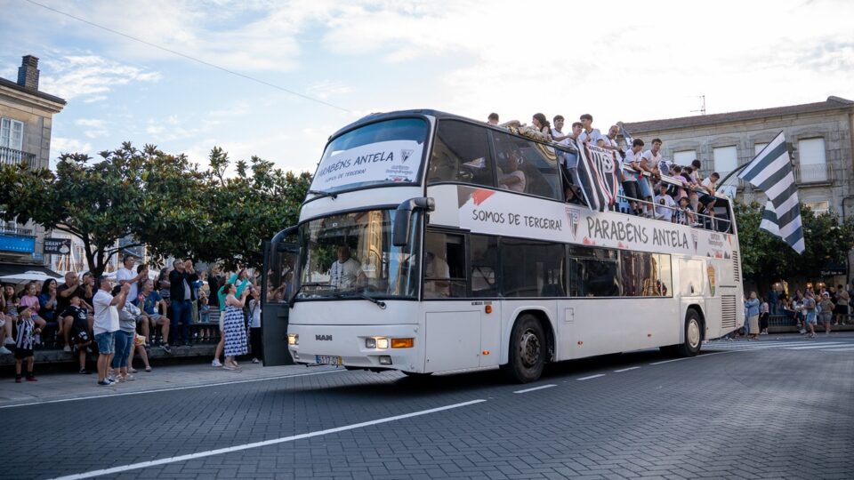 Xinzo celebra o histórico ascenso do Antela F.C. a Terceira División cun desfile multitudinario