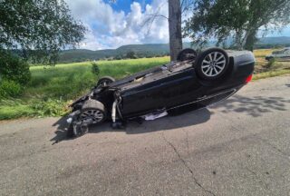 Un coche con matrícula suíza vólcase en Porqueira sen deixar feridos
