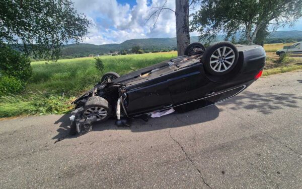 Un coche con matrícula suíza vólcase en Porqueira sen deixar feridos