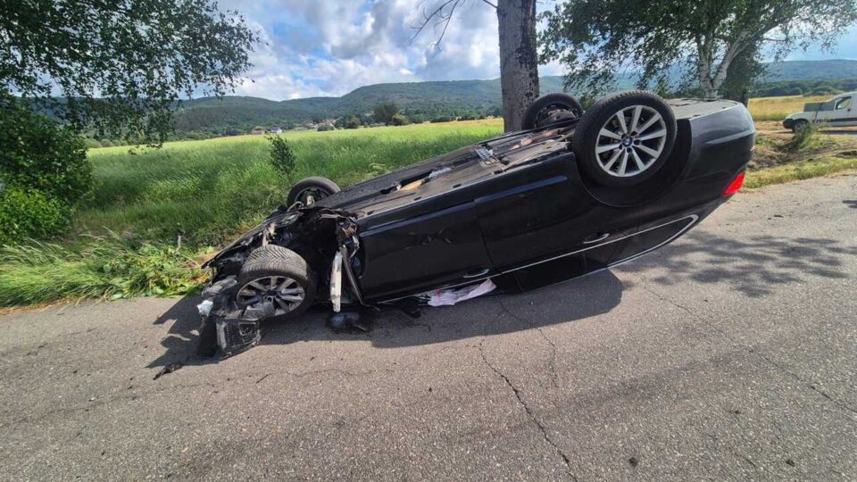 Un coche con matrícula suíza vólcase en Porqueira sen deixar feridos