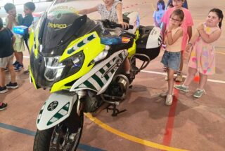 Os nenos de Sandiás e a comarca aprenden sobre seguridade nunha exhibición da Garda Civil