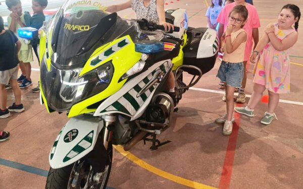 Os nenos de Sandiás e a comarca aprenden sobre seguridade nunha exhibición da Garda Civil