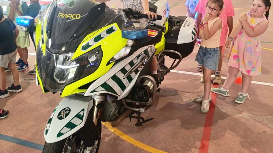 Os nenos de Sandiás e a comarca aprenden sobre seguridade nunha exhibición da Garda Civil