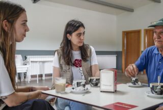 Acompañamento social en A Limia: o programa Alumar visita veciños que viven solos