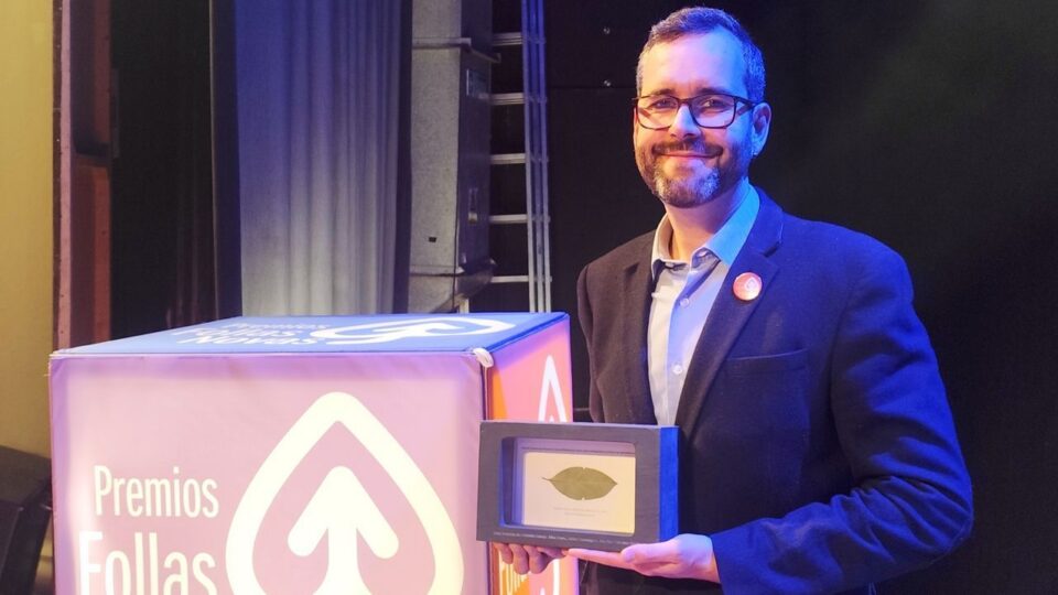 Xabier Domínguez e compañíros gañan o Premio Follas Novas coa súa obra sobre o Entroido
