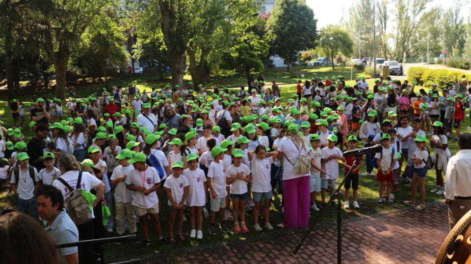 ​Máis de 1000 escolares de Galicia e Portugal fúndense no simbólico ‘XIV Abrazo ao Río Limia’ para celebrar a súa irmandade