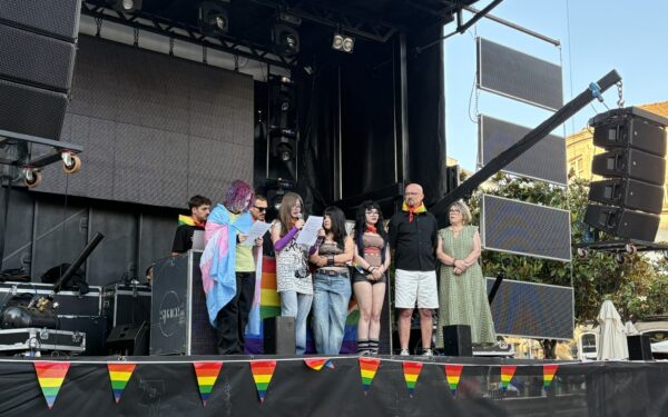 Xinzo de Limia reivindica a diversidade e os dereitos LGTBIQ+ coa lectura dun manifesto na Praza Maior
