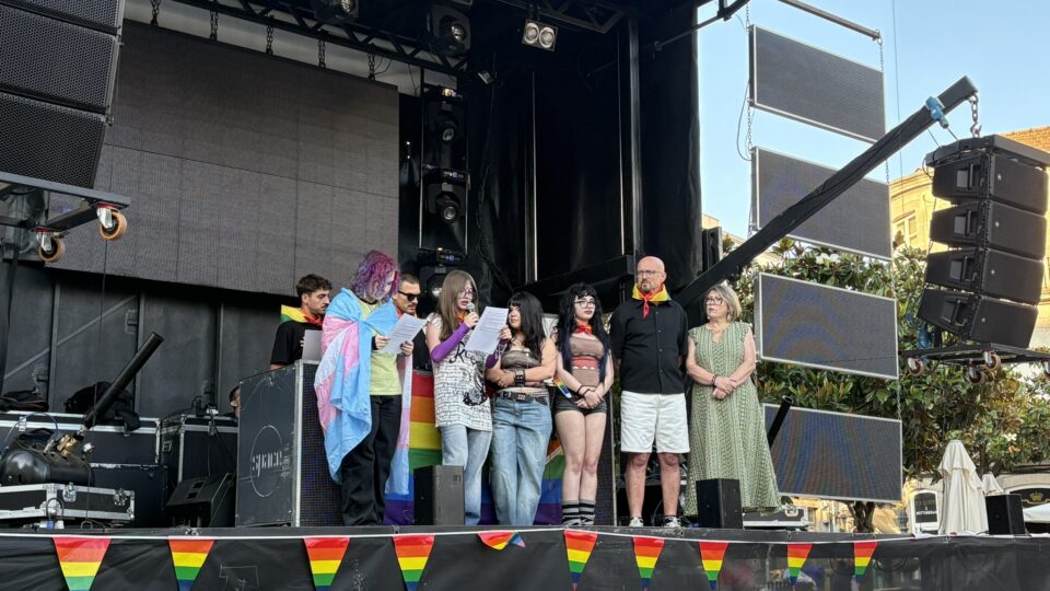Xinzo de Limia reivindica a diversidade e os dereitos LGTBIQ+ coa lectura dun manifesto na Praza Maior