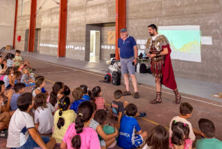 Os nenos de Sandiás prepáranse para a Festa do Esquecemento con xogos e historia