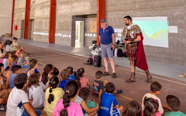 Os nenos de Sandiás prepáranse para a Festa do Esquecemento con xogos e historia