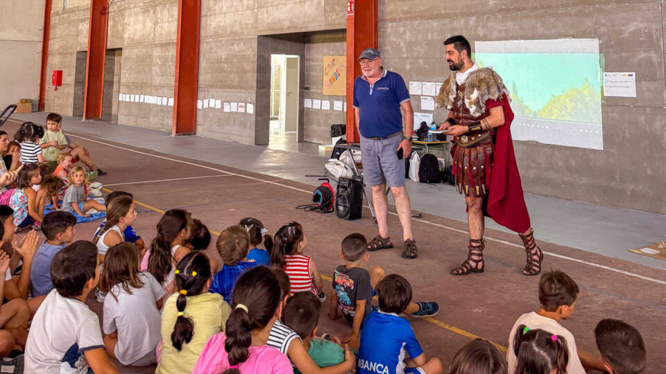 Os nenos de Sandiás prepáranse para a Festa do Esquecemento con xogos e historia