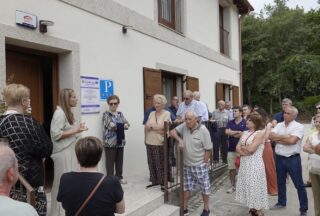 A antiga escola de O Baño convértese nunha pensión de tres estrelas