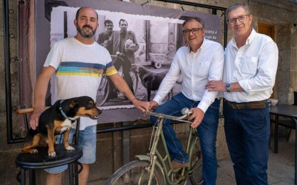 Xinzo estrea unha exposición nas rúas para fomentar o uso da bicicleta