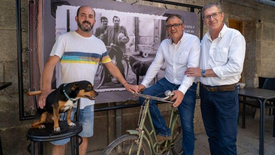 Xinzo estrea unha exposición nas rúas para fomentar o uso da bicicleta