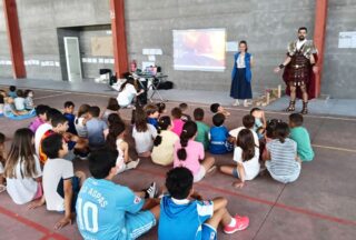 A Furgoteca achega a historia romana aos nenos de Sandiás