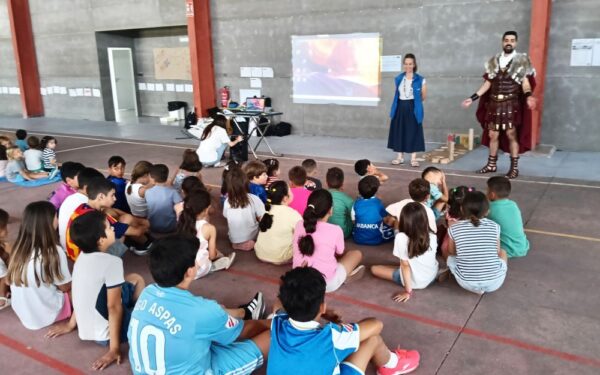 A Furgoteca achega a historia romana aos nenos de Sandiás
