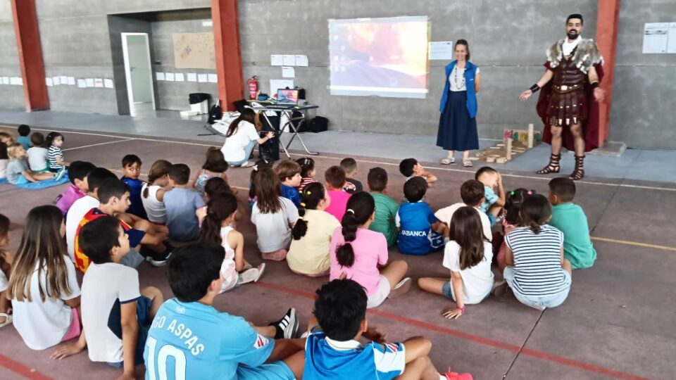 A Furgoteca achega a historia romana aos nenos de Sandiás